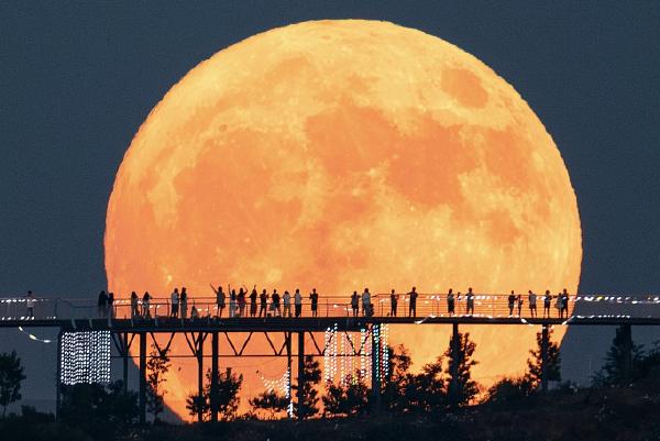 超级月亮：年度最大满月照亮夜空