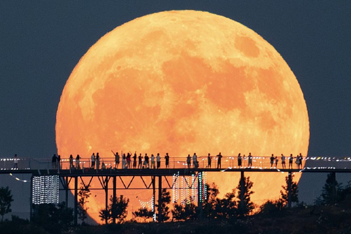 超级月亮：年度最大满月照亮夜空